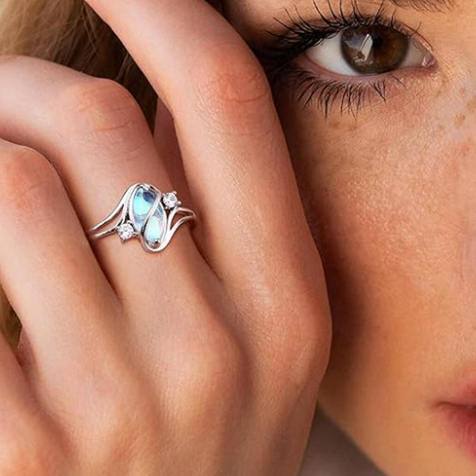 Anillo geométrico ovalado con detalles de circonia